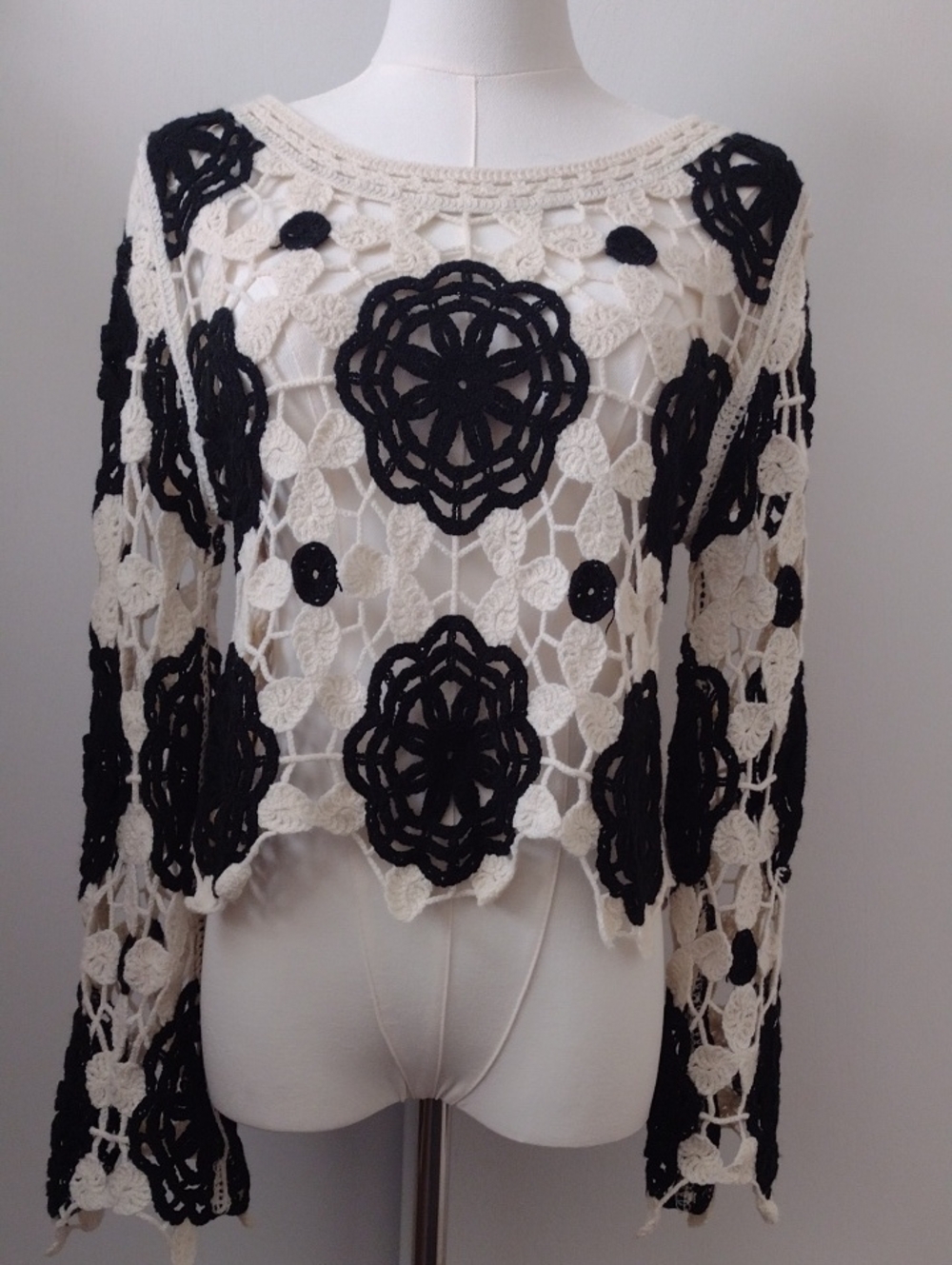 Two-Tone Crochet Medium Floral Crop Top Bell Sleeve Black & Cream Layering